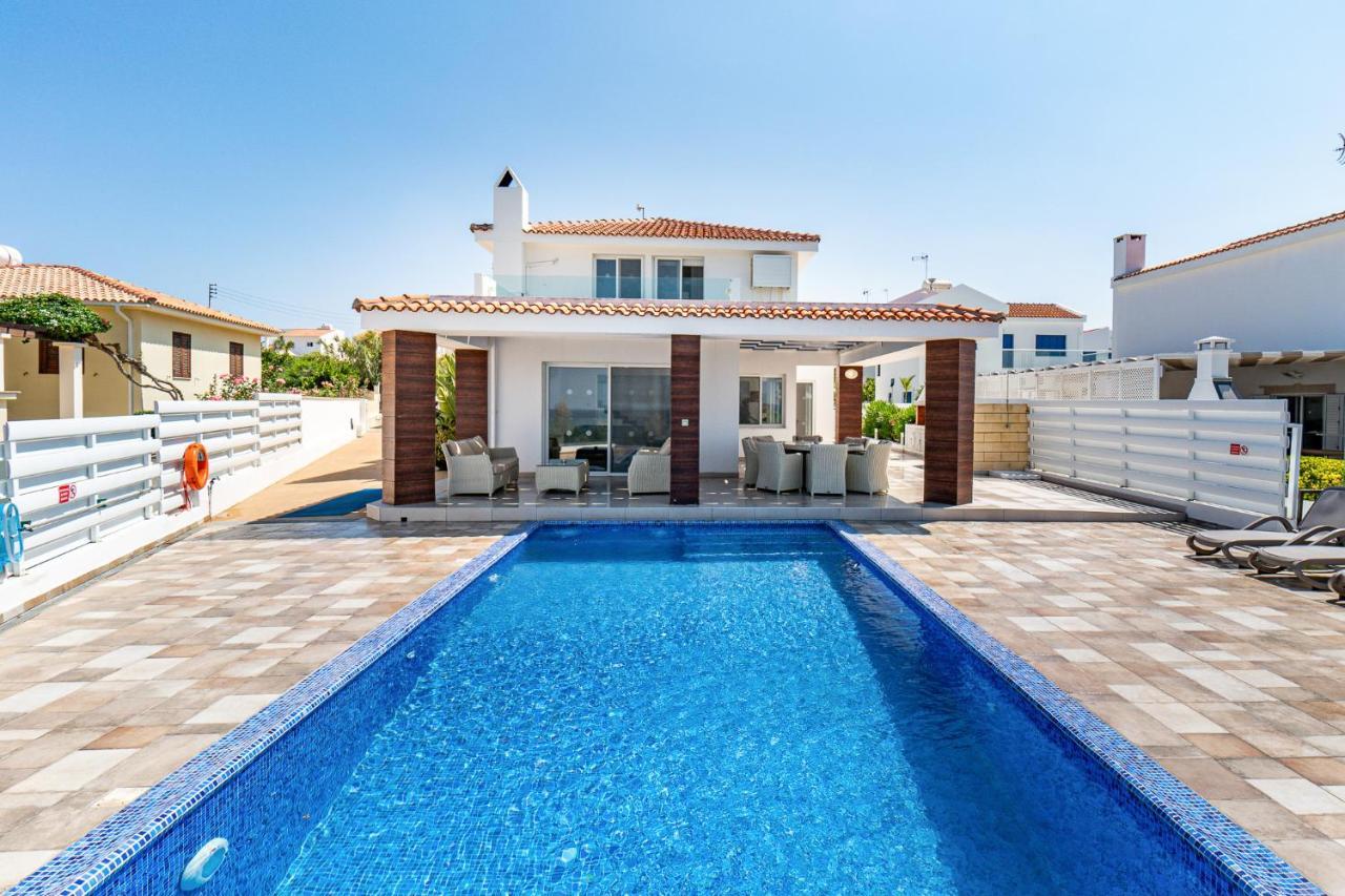 Beach Front Aqua Marina By Ezoria Villas Paralimni Esterno foto